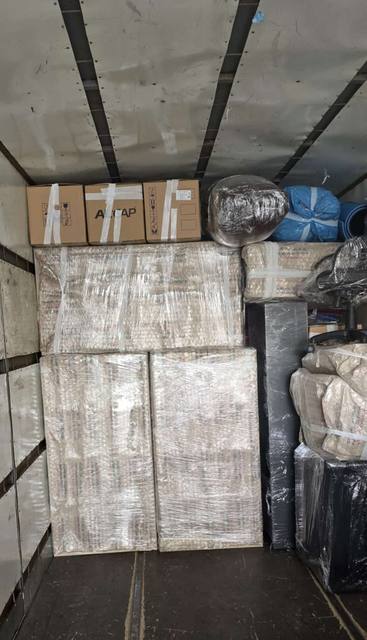 Koruyucu malzemeyle paketlenip kamyon kasasına yüklenmiş eşyalar
