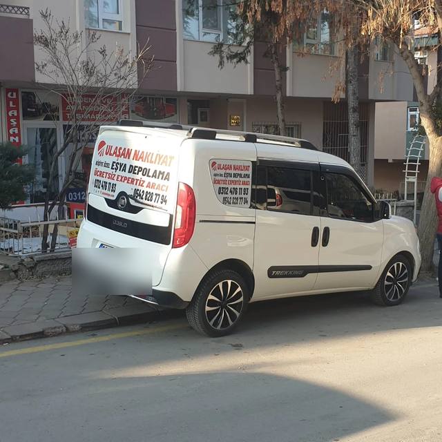 Üzerinde kişiye özel eşya depolama yazan Ulaşan Nakliyat hafif ticari aracı