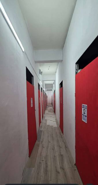 İki yanında kişiye özel depolama odaları bulunan uzun depo koridoru
