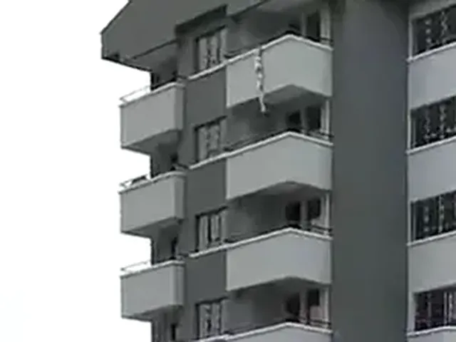 Asansörlü taşıma ile yüksek kattan depoya eşya indirme